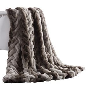 Aurelie faux fur throw blanket